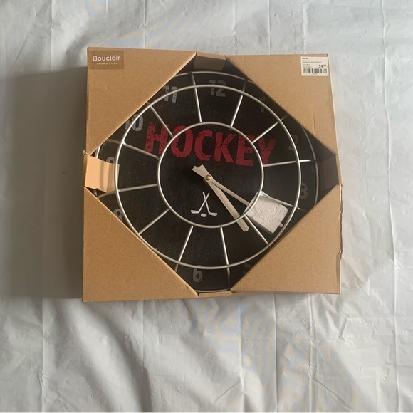 🏒 NWT Bouclair  Hockey Wall Clock ⏰ - Picture 1 of 5